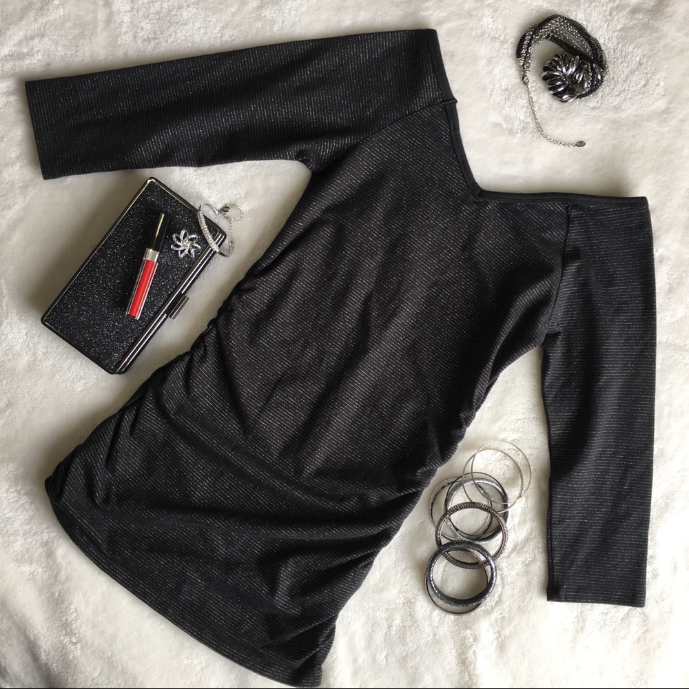 🖤🆕{EXPRESS} V-Neckline Off-Shoulder Rouched Top - Picture 3 of 8